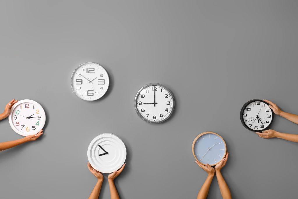 Mehrere Uhren zeigen unterschiedliche Zeiten wegen der Funktionszeit.